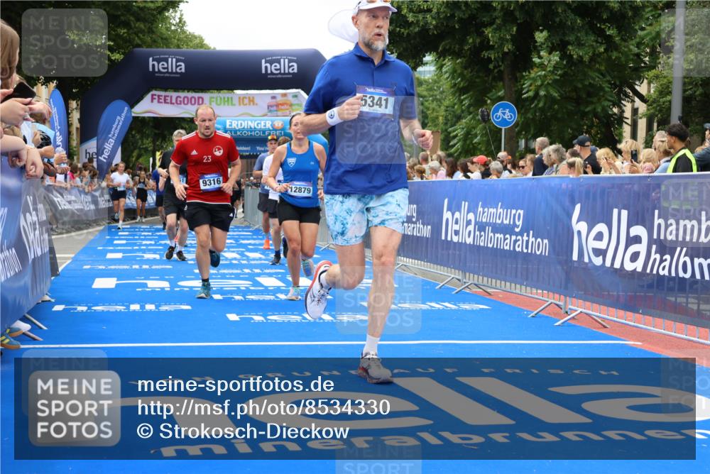 29.06.2025 - hella hamburg halbmarathon Strokosch-Dieckow http://msf.ph/oto/8534330 29.06.2025 10:58:30 Ziel 2619, 2978, 3251, 4467, 4767, 5341, 5347, 6595, 7082, 7476, 7659, 9316, 11808, 12712, 12809, 12879, 13694, 14355, 16531, 17415, 18501, 18556, 18891, 19166 meine-sportfotos.de