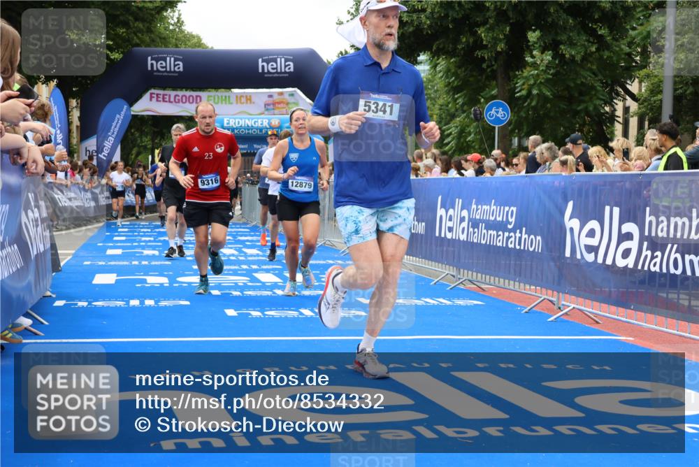 29.06.2025 - hella hamburg halbmarathon Strokosch-Dieckow http://msf.ph/oto/8534332 29.06.2025 10:58:30 Ziel 2619, 2978, 3251, 4467, 4767, 5341, 5347, 6595, 7082, 7476, 7659, 9316, 11808, 12712, 12809, 12879, 13694, 14355, 16531, 17415, 18501, 18556, 18891, 19166 meine-sportfotos.de