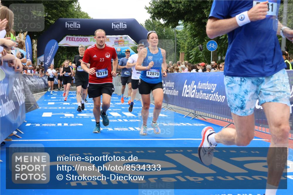 29.06.2025 - hella hamburg halbmarathon Strokosch-Dieckow http://msf.ph/oto/8534333 29.06.2025 10:58:31 Ziel 2619, 2978, 3251, 4467, 4767, 5341, 5347, 6595, 7082, 7476, 7659, 8322, 9316, 11808, 12712, 12809, 12862, 12879, 13694, 14355, 16531, 17415, 18501, 18556, 18891, 19166 meine-sportfotos.de
