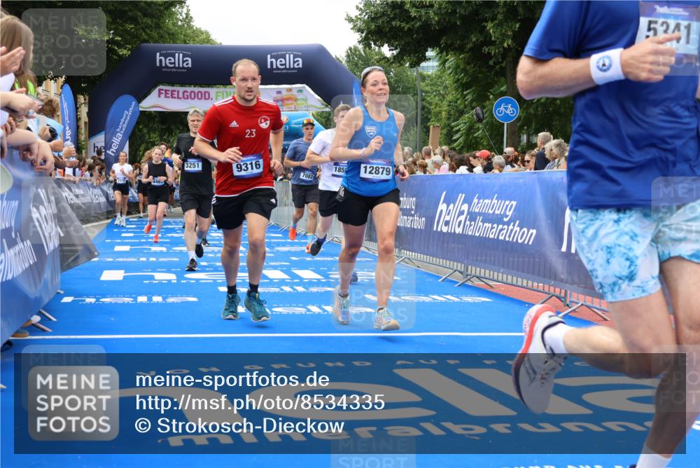 29.06.2025 - hella hamburg halbmarathon Strokosch-Dieckow http://msf.ph/oto/8534335 29.06.2025 10:58:31 Ziel 2619, 2978, 3251, 4467, 4767, 5341, 5347, 6595, 7082, 7476, 7659, 8322, 9316, 11808, 12712, 12809, 12862, 12879, 13694, 14355, 16531, 17415, 18501, 18556, 18891, 19166 meine-sportfotos.de