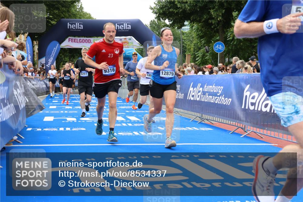 29.06.2025 - hella hamburg halbmarathon Strokosch-Dieckow http://msf.ph/oto/8534337 29.06.2025 10:58:31 Ziel 2619, 2978, 3251, 4467, 4767, 5341, 5347, 6595, 7082, 7476, 7659, 8322, 9316, 11808, 12712, 12809, 12862, 12879, 13694, 14355, 16531, 17415, 18501, 18556, 18891, 19166 meine-sportfotos.de