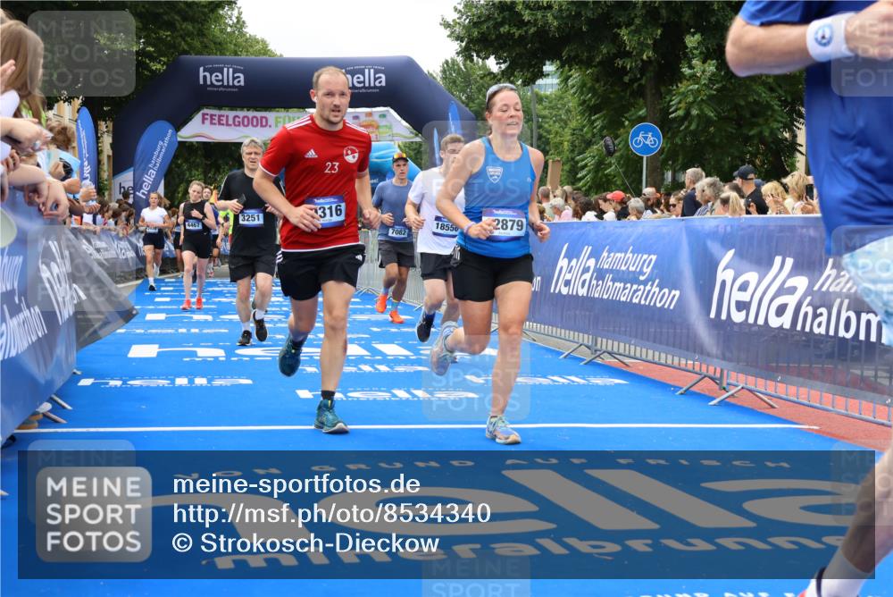 29.06.2025 - hella hamburg halbmarathon Strokosch-Dieckow http://msf.ph/oto/8534340 29.06.2025 10:58:31 Ziel 2619, 2978, 3251, 4467, 4767, 5341, 5347, 6595, 7082, 7476, 7659, 8322, 9316, 11808, 12712, 12809, 12862, 12879, 13694, 14355, 16531, 17415, 18501, 18556, 18891, 19166 meine-sportfotos.de