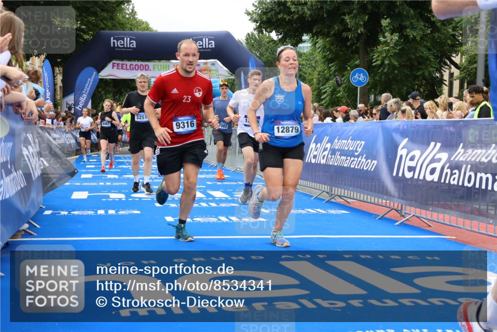 29.06.2025 - hella hamburg halbmarathon Strokosch-Dieckow http://msf.ph/oto/8534341 29.06.2025 10:58:31 Ziel 2619, 2978, 3251, 4467, 4767, 5341, 5347, 6595, 7082, 7476, 7659, 8322, 9316, 11808, 12712, 12809, 12862, 12879, 13694, 14355, 16531, 17415, 18501, 18556, 18891, 19166 meine-sportfotos.de