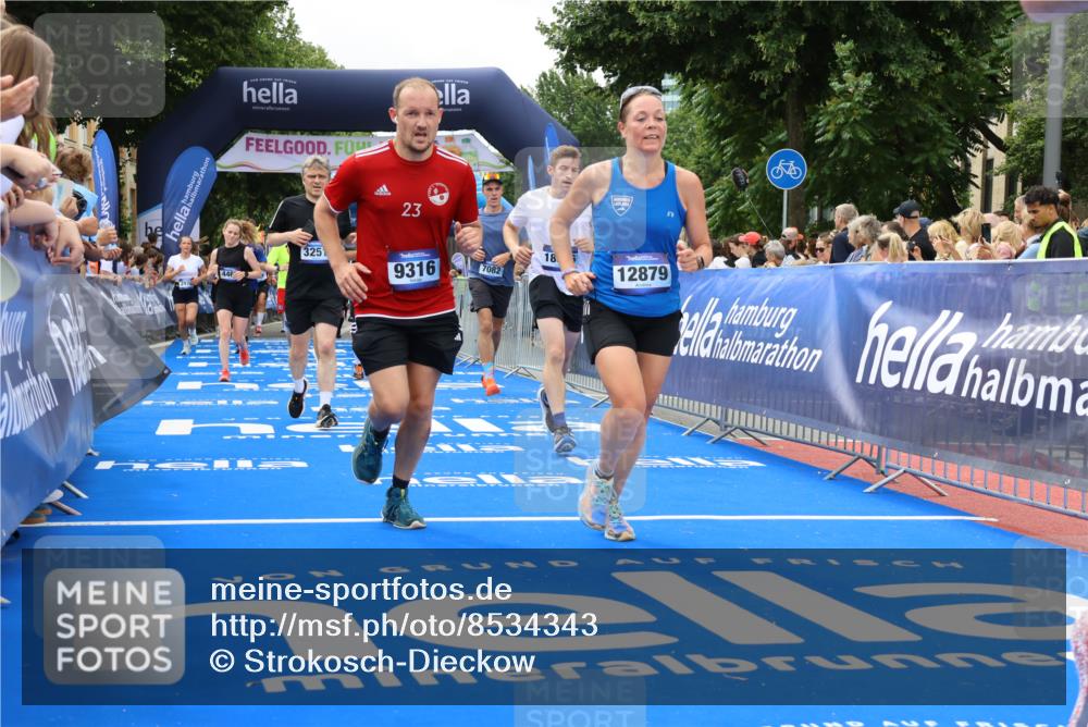 29.06.2025 - hella hamburg halbmarathon Strokosch-Dieckow http://msf.ph/oto/8534343 29.06.2025 10:58:31 Ziel 2619, 2978, 3251, 4467, 4767, 5341, 5347, 6595, 7082, 7476, 7659, 8322, 9316, 11808, 12712, 12809, 12862, 12879, 13694, 14355, 16531, 17415, 18501, 18556, 18891, 19166 meine-sportfotos.de