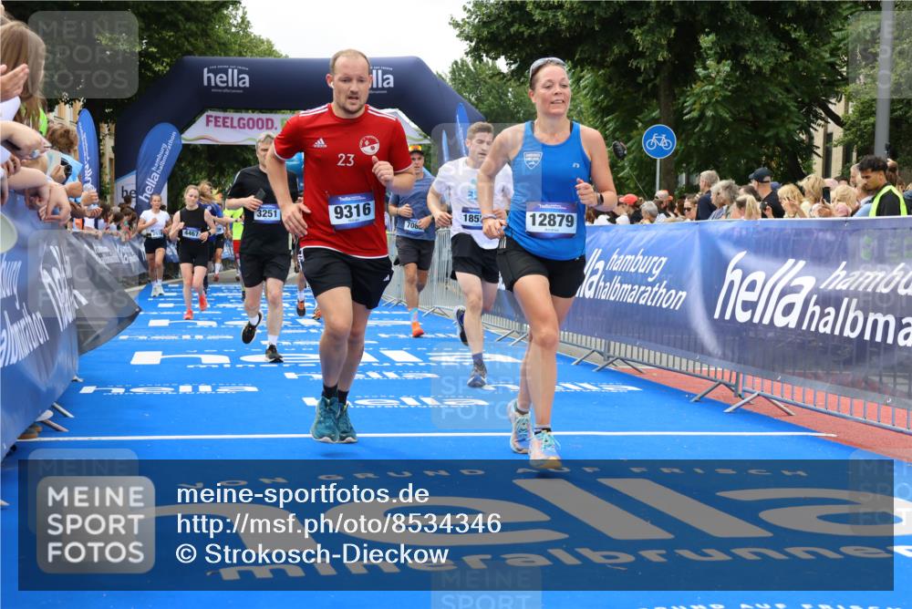 29.06.2025 - hella hamburg halbmarathon Strokosch-Dieckow http://msf.ph/oto/8534346 29.06.2025 10:58:32 Ziel 2619, 2978, 3251, 4467, 4767, 5341, 6592, 6595, 7082, 7476, 7659, 8322, 9316, 12712, 12809, 12862, 12879, 13694, 16531, 17415, 18501, 18556, 19166 meine-sportfotos.de