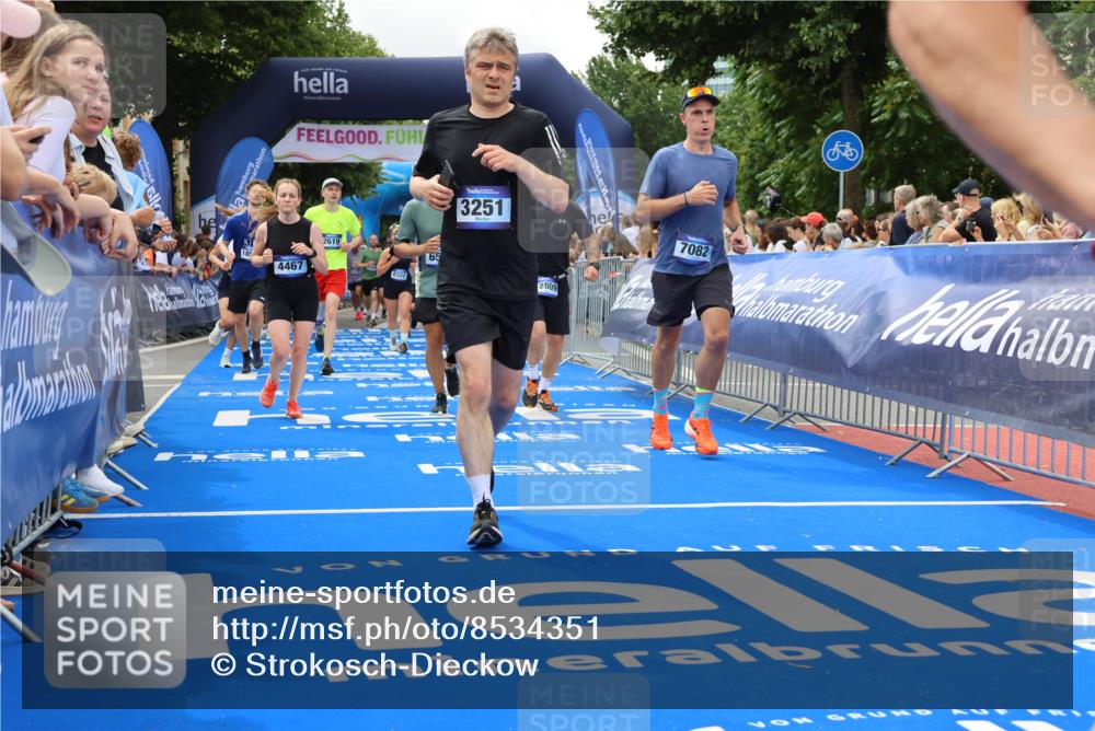 29.06.2025 - hella hamburg halbmarathon Strokosch-Dieckow http://msf.ph/oto/8534351 29.06.2025 10:58:33 Ziel 2619, 2978, 3251, 4467, 4767, 5341, 6592, 6595, 7082, 7659, 8322, 9316, 12712, 12809, 12862, 12879, 13694, 15197, 18501, 18556, 18587, 19166 meine-sportfotos.de