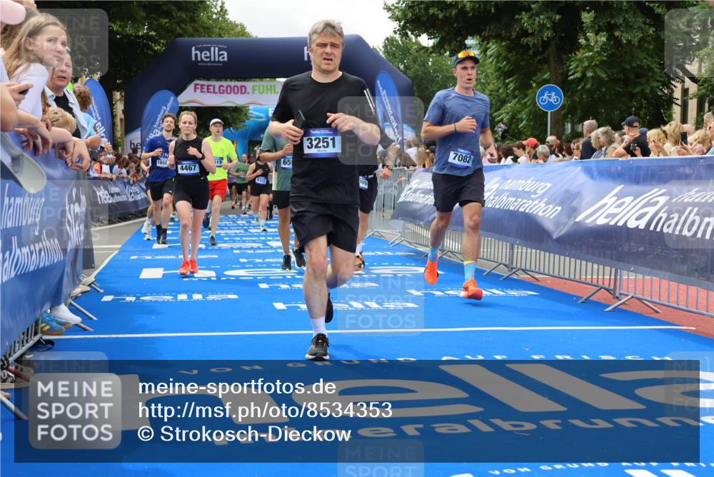29.06.2025 - hella hamburg halbmarathon Strokosch-Dieckow http://msf.ph/oto/8534353 29.06.2025 10:58:33 Ziel 2619, 2978, 3251, 4467, 4767, 5341, 6592, 6595, 7082, 7659, 8322, 9316, 12712, 12809, 12862, 12879, 13694, 15197, 18501, 18556, 18587, 19166 meine-sportfotos.de