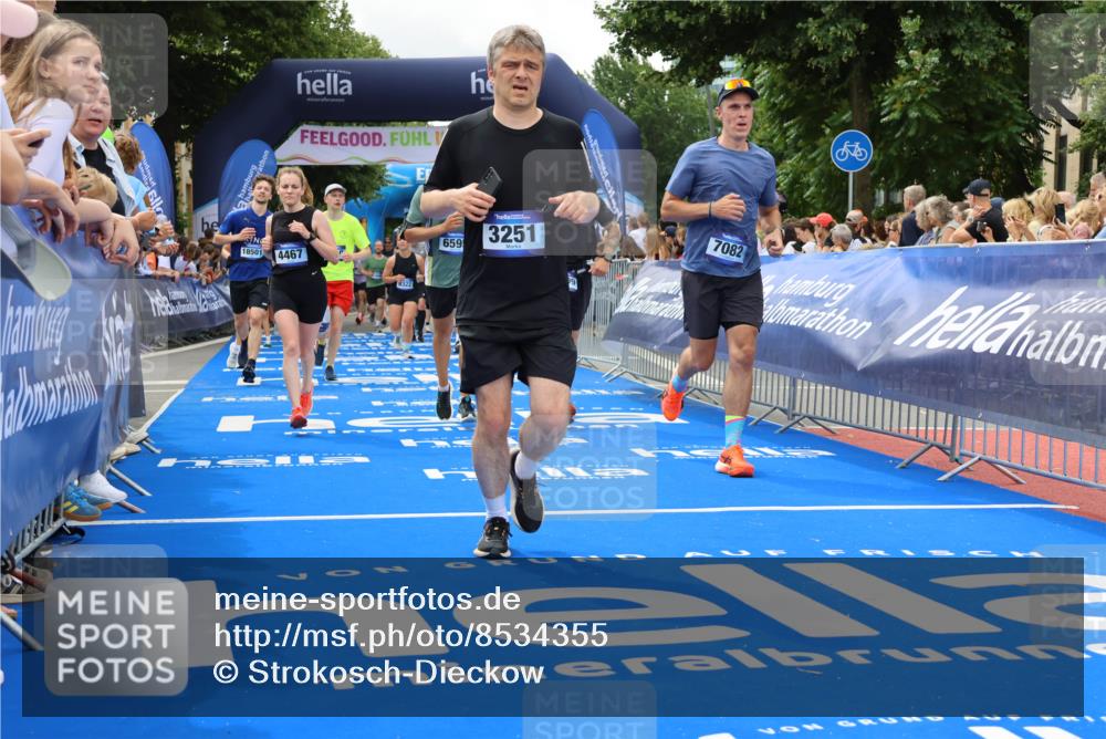 29.06.2025 - hella hamburg halbmarathon Strokosch-Dieckow http://msf.ph/oto/8534355 29.06.2025 10:58:33 Ziel 2619, 2978, 3251, 4467, 4767, 5341, 6592, 6595, 7082, 7659, 8322, 9316, 12712, 12809, 12862, 12879, 13694, 15197, 18501, 18556, 18587, 19166 meine-sportfotos.de