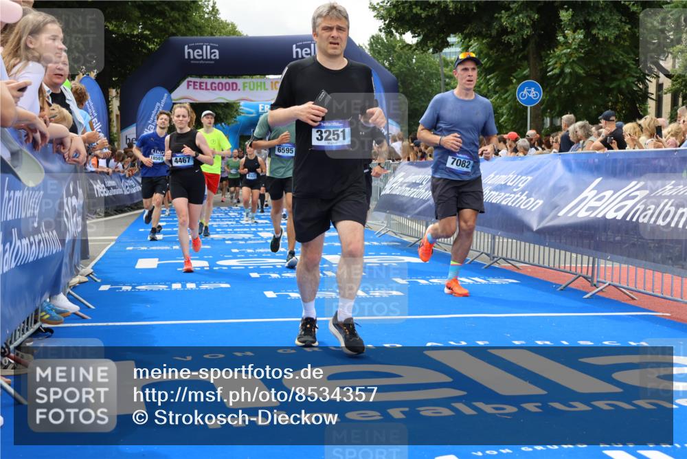 29.06.2025 - hella hamburg halbmarathon Strokosch-Dieckow http://msf.ph/oto/8534357 29.06.2025 10:58:33 Ziel 2619, 2978, 3251, 4467, 4767, 5341, 6592, 6595, 7082, 7659, 8322, 9316, 12712, 12809, 12862, 12879, 13694, 15197, 18501, 18556, 18587, 19166 meine-sportfotos.de