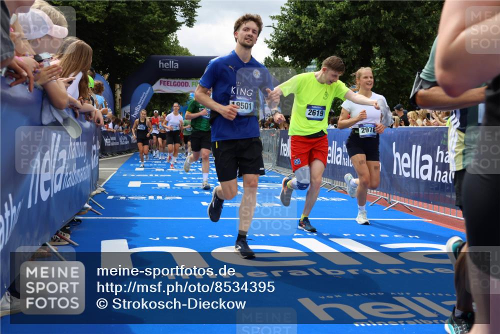 29.06.2025 - hella hamburg halbmarathon Strokosch-Dieckow http://msf.ph/oto/8534395 29.06.2025 10:58:36 Ziel 1319, 2619, 2656, 2978, 3251, 4467, 5341, 5675, 6592, 6595, 7082, 7659, 8322, 8929, 9316, 10943, 11605, 11846, 12712, 12809, 12862, 12879, 13512, 13694, 15197, 16189, 18501, 18556, 18587 meine-sportfotos.de