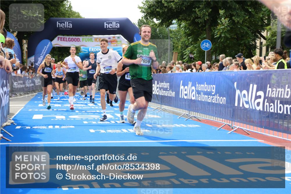 29.06.2025 - hella hamburg halbmarathon Strokosch-Dieckow http://msf.ph/oto/8534398 29.06.2025 10:58:37 Ziel 1319, 2619, 2656, 2978, 3251, 4467, 5341, 5675, 6592, 6595, 7082, 7659, 8322, 8929, 9316, 10943, 11605, 11846, 12712, 12809, 12862, 12879, 13512, 13694, 13880, 14266, 14902, 15197, 16189, 17839, 18501, 18556, 18587 meine-sportfotos.de
