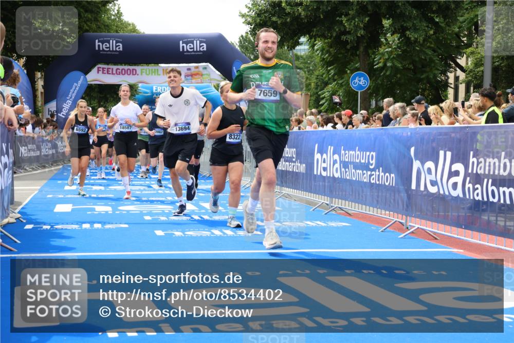 29.06.2025 - hella hamburg halbmarathon Strokosch-Dieckow http://msf.ph/oto/8534402 29.06.2025 10:58:37 Ziel 1319, 2619, 2656, 2978, 3251, 4467, 5341, 5675, 6592, 6595, 7082, 7659, 8322, 8929, 9316, 10943, 11605, 11846, 12712, 12809, 12862, 12879, 13512, 13694, 13880, 14266, 14902, 15197, 16189, 17839, 18501, 18556, 18587 meine-sportfotos.de