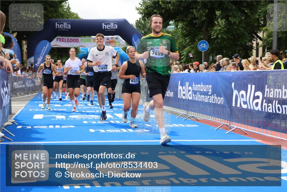 29.06.2025 - hella hamburg halbmarathon Strokosch-Dieckow http://msf.ph/oto/8534403 29.06.2025 10:58:37 Ziel 1319, 2619, 2656, 2978, 3251, 4467, 5341, 5675, 6592, 6595, 7082, 7659, 8322, 8929, 9316, 10943, 11605, 11846, 12712, 12809, 12862, 12879, 13512, 13694, 13880, 14266, 14902, 15197, 16189, 17839, 18501, 18556, 18587 meine-sportfotos.de