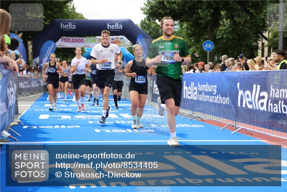 29.06.2025 - hella hamburg halbmarathon Strokosch-Dieckow http://msf.ph/oto/8534405 29.06.2025 10:58:37 Ziel 1319, 2619, 2656, 2978, 3251, 4467, 5341, 5675, 6592, 6595, 7082, 7659, 8322, 8929, 9316, 10943, 11605, 11846, 12712, 12809, 12862, 12879, 13512, 13694, 13880, 14266, 14902, 15197, 16189, 17839, 18501, 18556, 18587 meine-sportfotos.de