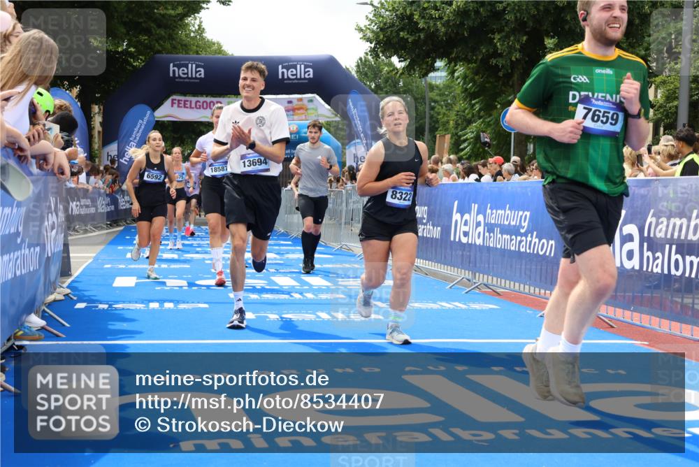 29.06.2025 - hella hamburg halbmarathon Strokosch-Dieckow http://msf.ph/oto/8534407 29.06.2025 10:58:38 Ziel 1319, 2619, 2656, 2978, 3251, 4467, 5341, 5675, 6592, 6595, 7082, 7659, 8322, 8929, 9316, 10943, 11605, 11846, 12712, 12809, 12862, 12879, 13512, 13694, 13880, 14266, 14902, 15197, 16189, 17839, 18501, 18556, 18587 meine-sportfotos.de