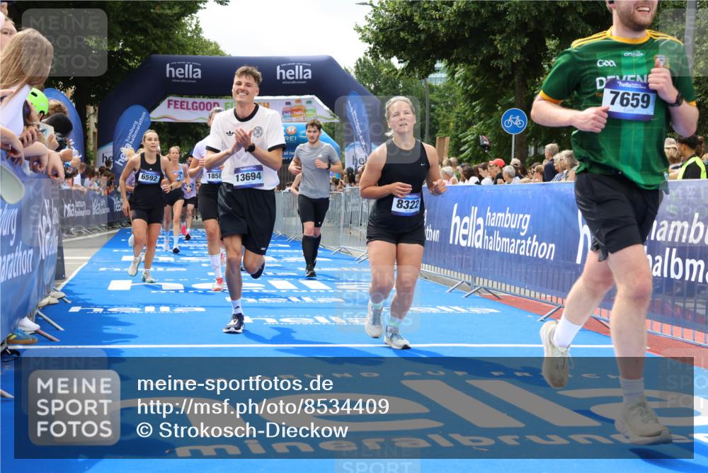 29.06.2025 - hella hamburg halbmarathon Strokosch-Dieckow http://msf.ph/oto/8534409 29.06.2025 10:58:38 Ziel 1319, 2619, 2656, 2978, 3251, 4467, 5341, 5675, 6592, 6595, 7082, 7659, 8322, 8929, 9316, 10943, 11605, 11846, 12712, 12809, 12862, 12879, 13512, 13694, 13880, 14266, 14902, 15197, 16189, 17839, 18501, 18556, 18587 meine-sportfotos.de