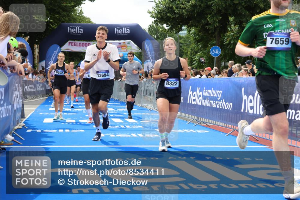 29.06.2025 - hella hamburg halbmarathon Strokosch-Dieckow http://msf.ph/oto/8534411 29.06.2025 10:58:38 Ziel 1319, 2619, 2656, 2978, 3251, 4467, 5341, 5675, 6592, 6595, 7082, 7659, 8322, 8929, 9316, 10943, 11605, 11846, 12712, 12809, 12862, 12879, 13512, 13694, 13880, 14266, 14902, 15197, 16189, 17839, 18501, 18556, 18587 meine-sportfotos.de