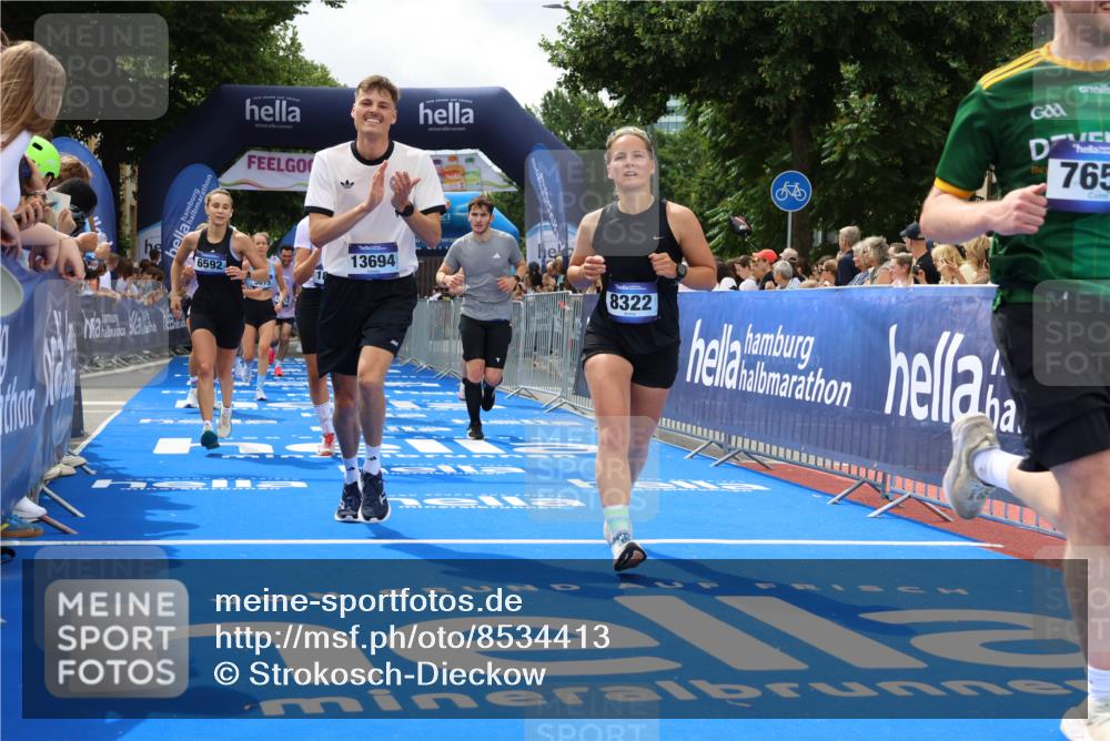 29.06.2025 - hella hamburg halbmarathon Strokosch-Dieckow http://msf.ph/oto/8534413 29.06.2025 10:58:38 Ziel 1319, 2619, 2656, 2978, 3251, 4467, 5341, 5675, 6592, 6595, 7082, 7659, 8322, 8929, 9316, 10943, 11605, 11846, 12712, 12809, 12862, 12879, 13512, 13694, 13880, 14266, 14902, 15197, 16189, 17839, 18501, 18556, 18587 meine-sportfotos.de