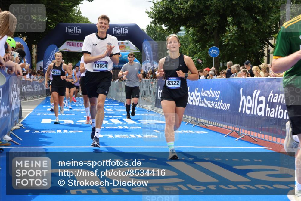 29.06.2025 - hella hamburg halbmarathon Strokosch-Dieckow http://msf.ph/oto/8534416 29.06.2025 10:58:38 Ziel 1319, 2619, 2656, 2978, 3251, 4467, 5341, 5675, 6592, 6595, 7082, 7659, 8322, 8929, 9316, 10943, 11605, 11846, 12712, 12809, 12862, 12879, 13512, 13694, 13880, 14266, 14902, 15197, 16189, 17839, 18501, 18556, 18587 meine-sportfotos.de