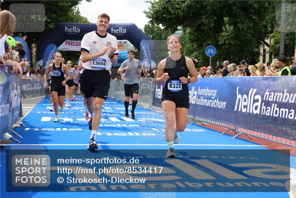 29.06.2025 - hella hamburg halbmarathon Strokosch-Dieckow http://msf.ph/oto/8534417 29.06.2025 10:58:38 Ziel 1319, 2619, 2656, 2978, 3251, 4467, 5341, 5675, 6592, 6595, 7082, 7659, 8322, 8929, 9316, 10943, 11605, 11846, 12712, 12809, 12862, 12879, 13512, 13694, 13880, 14266, 14902, 15197, 16189, 17839, 18501, 18556, 18587 meine-sportfotos.de