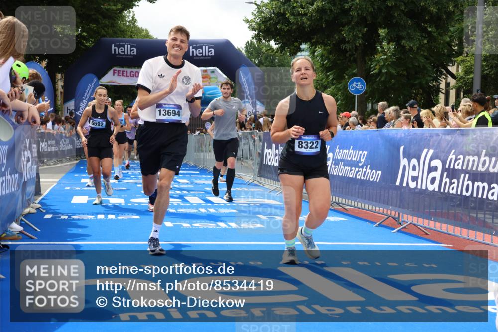 29.06.2025 - hella hamburg halbmarathon Strokosch-Dieckow http://msf.ph/oto/8534419 29.06.2025 10:58:38 Ziel 1319, 2619, 2656, 2978, 3251, 4467, 5341, 5675, 6592, 6595, 7082, 7659, 8322, 8929, 9316, 10943, 11605, 11846, 12712, 12809, 12862, 12879, 13512, 13694, 13880, 14266, 14902, 15197, 16189, 17839, 18501, 18556, 18587 meine-sportfotos.de