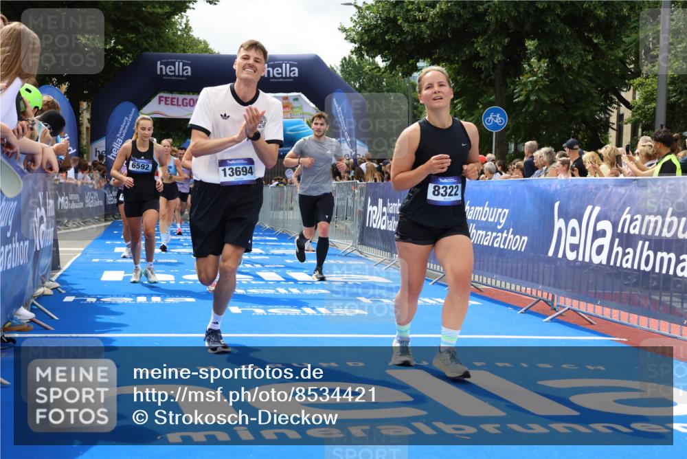 29.06.2025 - hella hamburg halbmarathon Strokosch-Dieckow http://msf.ph/oto/8534421 29.06.2025 10:58:38 Ziel 1319, 2619, 2656, 2978, 3251, 4467, 5341, 5675, 6592, 6595, 7082, 7659, 8322, 8929, 9316, 10943, 11605, 11846, 12712, 12809, 12862, 12879, 13512, 13694, 13880, 14266, 14902, 15197, 16189, 17839, 18501, 18556, 18587 meine-sportfotos.de