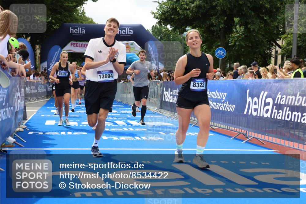 29.06.2025 - hella hamburg halbmarathon Strokosch-Dieckow http://msf.ph/oto/8534422 29.06.2025 10:58:38 Ziel 1319, 2619, 2656, 2978, 3251, 4467, 5341, 5675, 6592, 6595, 7082, 7659, 8322, 8929, 9316, 10943, 11605, 11846, 12712, 12809, 12862, 12879, 13512, 13694, 13880, 14266, 14902, 15197, 16189, 17839, 18501, 18556, 18587 meine-sportfotos.de