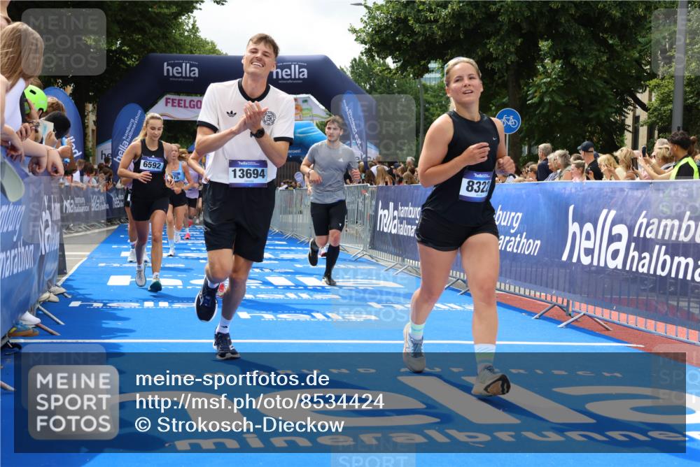 29.06.2025 - hella hamburg halbmarathon Strokosch-Dieckow http://msf.ph/oto/8534424 29.06.2025 10:58:38 Ziel 1319, 2619, 2656, 2978, 3251, 4467, 5341, 5675, 6592, 6595, 7082, 7659, 8322, 8929, 9316, 10943, 11605, 11846, 12712, 12809, 12862, 12879, 13512, 13694, 13880, 14266, 14902, 15197, 16189, 17839, 18501, 18556, 18587 meine-sportfotos.de