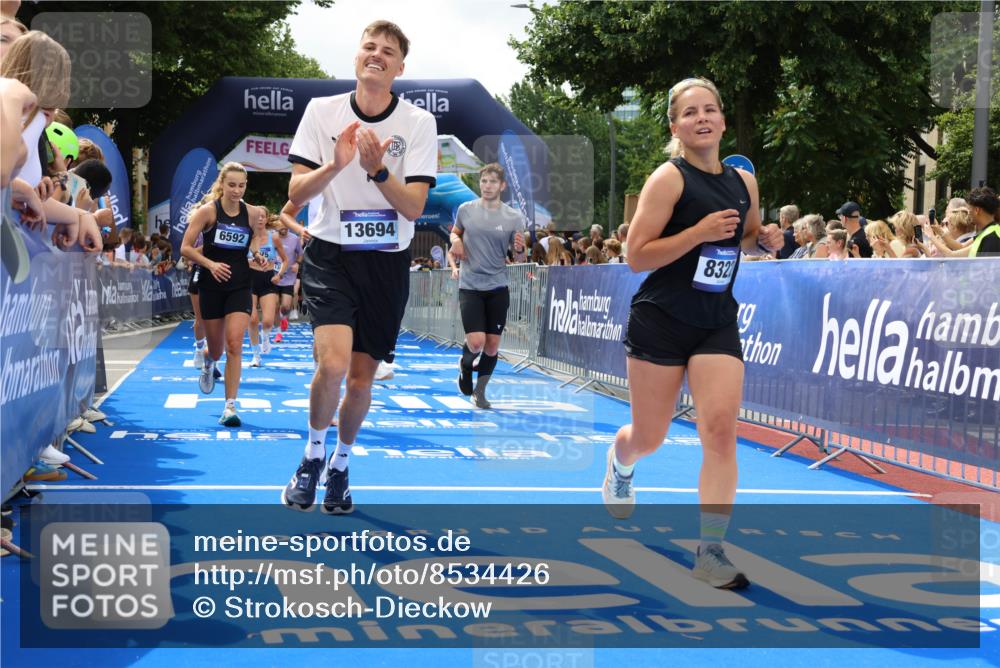 29.06.2025 - hella hamburg halbmarathon Strokosch-Dieckow http://msf.ph/oto/8534426 29.06.2025 10:58:38 Ziel 1319, 2619, 2656, 2978, 3251, 4467, 5341, 5675, 6592, 6595, 7082, 7659, 8322, 8929, 9316, 10943, 11605, 11846, 12712, 12809, 12862, 12879, 13512, 13694, 13880, 14266, 14902, 15197, 16189, 17839, 18501, 18556, 18587 meine-sportfotos.de