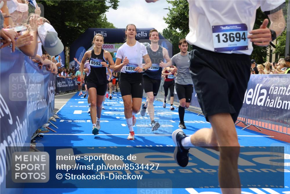 29.06.2025 - hella hamburg halbmarathon Strokosch-Dieckow http://msf.ph/oto/8534427 29.06.2025 10:58:39 Ziel 1319, 2619, 2656, 2840, 2978, 3251, 4467, 5675, 6592, 6595, 7082, 7659, 8322, 8929, 9316, 10943, 11605, 11846, 12712, 12809, 12862, 12879, 13512, 13694, 13880, 14266, 14902, 15197, 16189, 17839, 18501, 18556, 18587 meine-sportfotos.de