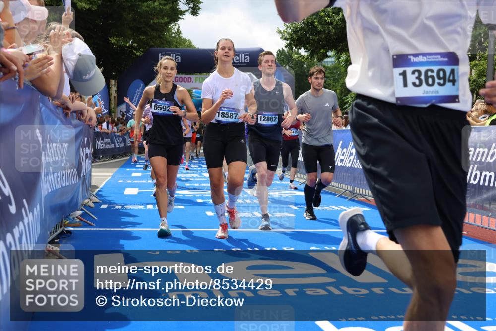 29.06.2025 - hella hamburg halbmarathon Strokosch-Dieckow http://msf.ph/oto/8534429 29.06.2025 10:58:39 Ziel 1319, 2619, 2656, 2840, 2978, 3251, 4467, 5675, 6592, 6595, 7082, 7659, 8322, 8929, 9316, 10943, 11605, 11846, 12712, 12809, 12862, 12879, 13512, 13694, 13880, 14266, 14902, 15197, 16189, 17839, 18501, 18556, 18587 meine-sportfotos.de