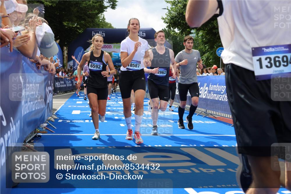 29.06.2025 - hella hamburg halbmarathon Strokosch-Dieckow http://msf.ph/oto/8534432 29.06.2025 10:58:39 Ziel 1319, 2619, 2656, 2840, 2978, 3251, 4467, 5675, 6592, 6595, 7082, 7659, 8322, 8929, 9316, 10943, 11605, 11846, 12712, 12809, 12862, 12879, 13512, 13694, 13880, 14266, 14902, 15197, 16189, 17839, 18501, 18556, 18587 meine-sportfotos.de