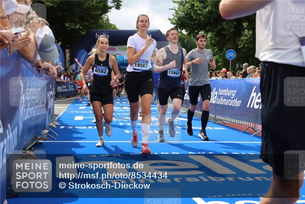 29.06.2025 - hella hamburg halbmarathon Strokosch-Dieckow http://msf.ph/oto/8534434 29.06.2025 10:58:40 Ziel 1319, 2488, 2619, 2656, 2840, 2978, 3251, 4467, 5675, 6592, 6595, 6720, 7082, 7659, 8322, 8929, 10539, 10943, 11605, 11846, 12809, 12862, 13512, 13694, 13880, 14266, 14902, 14965, 15197, 16189, 17630, 17839, 18501, 18587 meine-sportfotos.de