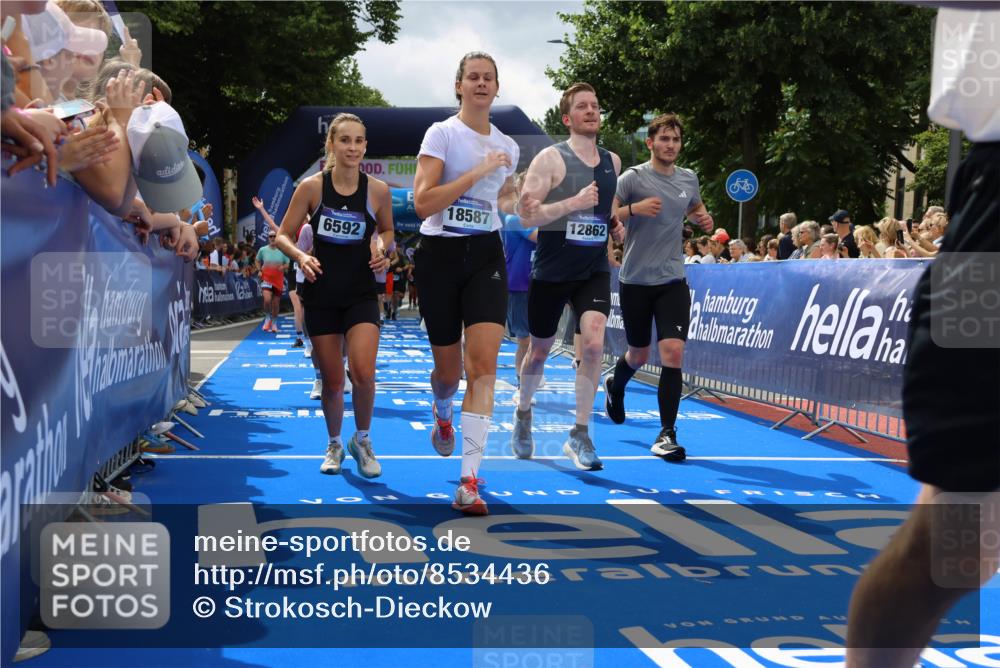 29.06.2025 - hella hamburg halbmarathon Strokosch-Dieckow http://msf.ph/oto/8534436 29.06.2025 10:58:40 Ziel 1319, 2488, 2619, 2656, 2840, 2978, 3251, 4467, 5675, 6592, 6595, 6720, 7082, 7659, 8322, 8929, 10539, 10943, 11605, 11846, 12809, 12862, 13512, 13694, 13880, 14266, 14902, 14965, 15197, 16189, 17630, 17839, 18501, 18587 meine-sportfotos.de