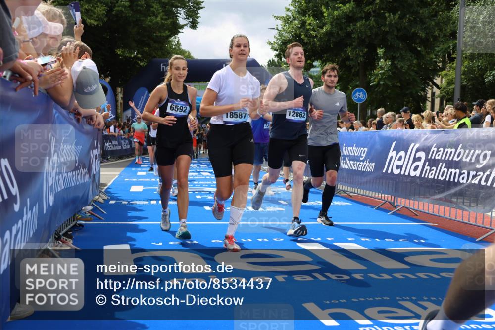 29.06.2025 - hella hamburg halbmarathon Strokosch-Dieckow http://msf.ph/oto/8534437 29.06.2025 10:58:40 Ziel 1319, 2488, 2619, 2656, 2840, 2978, 3251, 4467, 5675, 6592, 6595, 6720, 7082, 7659, 8322, 8929, 10539, 10943, 11605, 11846, 12809, 12862, 13512, 13694, 13880, 14266, 14902, 14965, 15197, 16189, 17630, 17839, 18501, 18587 meine-sportfotos.de