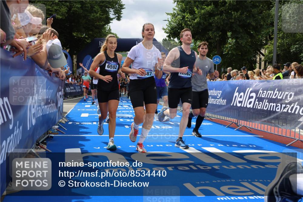 29.06.2025 - hella hamburg halbmarathon Strokosch-Dieckow http://msf.ph/oto/8534440 29.06.2025 10:58:40 Ziel 1319, 2488, 2619, 2656, 2840, 2978, 3251, 4467, 5675, 6592, 6595, 6720, 7082, 7659, 8322, 8929, 10539, 10943, 11605, 11846, 12809, 12862, 13512, 13694, 13880, 14266, 14902, 14965, 15197, 16189, 17630, 17839, 18501, 18587 meine-sportfotos.de