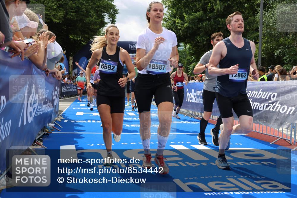 29.06.2025 - hella hamburg halbmarathon Strokosch-Dieckow http://msf.ph/oto/8534442 29.06.2025 10:58:40 Ziel 1319, 2488, 2619, 2656, 2840, 2978, 3251, 4467, 5675, 6592, 6595, 6720, 7082, 7659, 8322, 8929, 10539, 10943, 11605, 11846, 12809, 12862, 13512, 13694, 13880, 14266, 14902, 14965, 15197, 16189, 17630, 17839, 18501, 18587 meine-sportfotos.de
