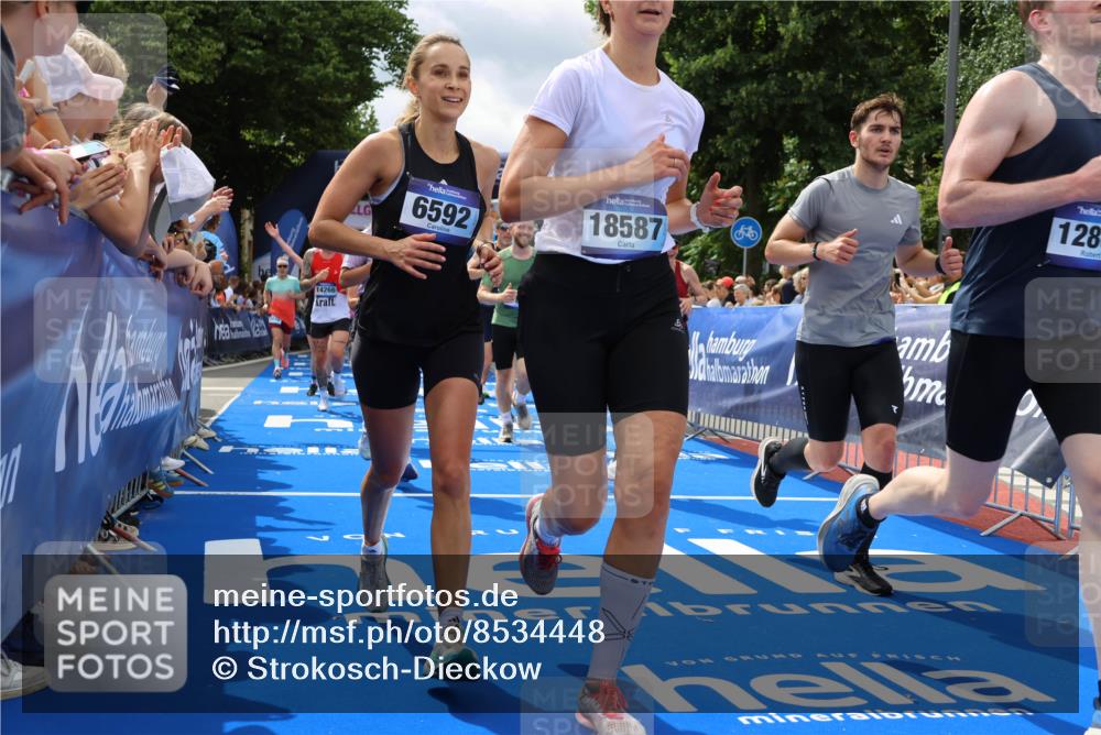 29.06.2025 - hella hamburg halbmarathon Strokosch-Dieckow http://msf.ph/oto/8534448 29.06.2025 10:58:40 Ziel 1319, 2488, 2619, 2656, 2840, 2978, 3251, 4467, 5675, 6592, 6595, 6720, 7082, 7659, 8322, 8929, 10539, 10943, 11605, 11846, 12809, 12862, 13512, 13694, 13880, 14266, 14902, 14965, 15197, 16189, 17630, 17839, 18501, 18587 meine-sportfotos.de