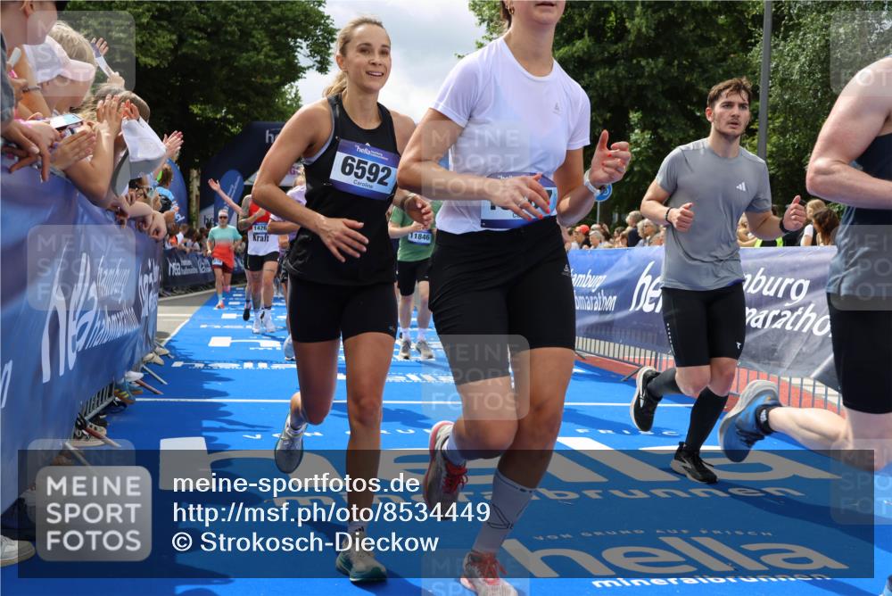 29.06.2025 - hella hamburg halbmarathon Strokosch-Dieckow http://msf.ph/oto/8534449 29.06.2025 10:58:40 Ziel 1319, 2488, 2619, 2656, 2840, 2978, 3251, 4467, 5675, 6592, 6595, 6720, 7082, 7659, 8322, 8929, 10539, 10943, 11605, 11846, 12809, 12862, 13512, 13694, 13880, 14266, 14902, 14965, 15197, 16189, 17630, 17839, 18501, 18587 meine-sportfotos.de