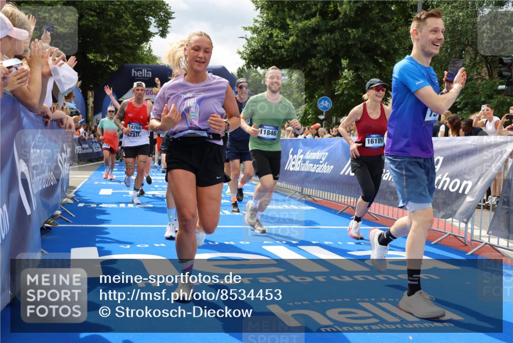 29.06.2025 - hella hamburg halbmarathon Strokosch-Dieckow http://msf.ph/oto/8534453 29.06.2025 10:58:41 Ziel 1319, 2488, 2619, 2656, 2840, 2978, 4467, 5277, 5675, 6592, 6595, 6720, 7659, 8322, 8929, 10539, 10943, 11605, 11846, 12809, 12862, 13512, 13694, 13880, 14266, 14902, 14965, 15197, 16189, 17405, 17630, 17839, 18232, 18501, 18587, 18954 meine-sportfotos.de
