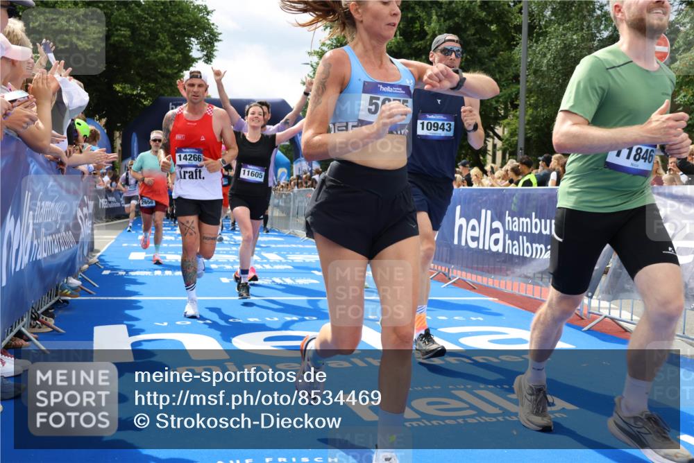 29.06.2025 - hella hamburg halbmarathon Strokosch-Dieckow http://msf.ph/oto/8534469 29.06.2025 10:58:43 Ziel 1319, 2488, 2656, 2840, 3859, 5277, 5675, 6592, 6720, 7659, 8322, 8807, 8929, 10268, 10539, 10943, 11605, 11846, 12862, 13512, 13694, 13880, 14266, 14902, 14965, 15197, 16189, 17405, 17630, 17839, 18232, 18587, 18954 meine-sportfotos.de