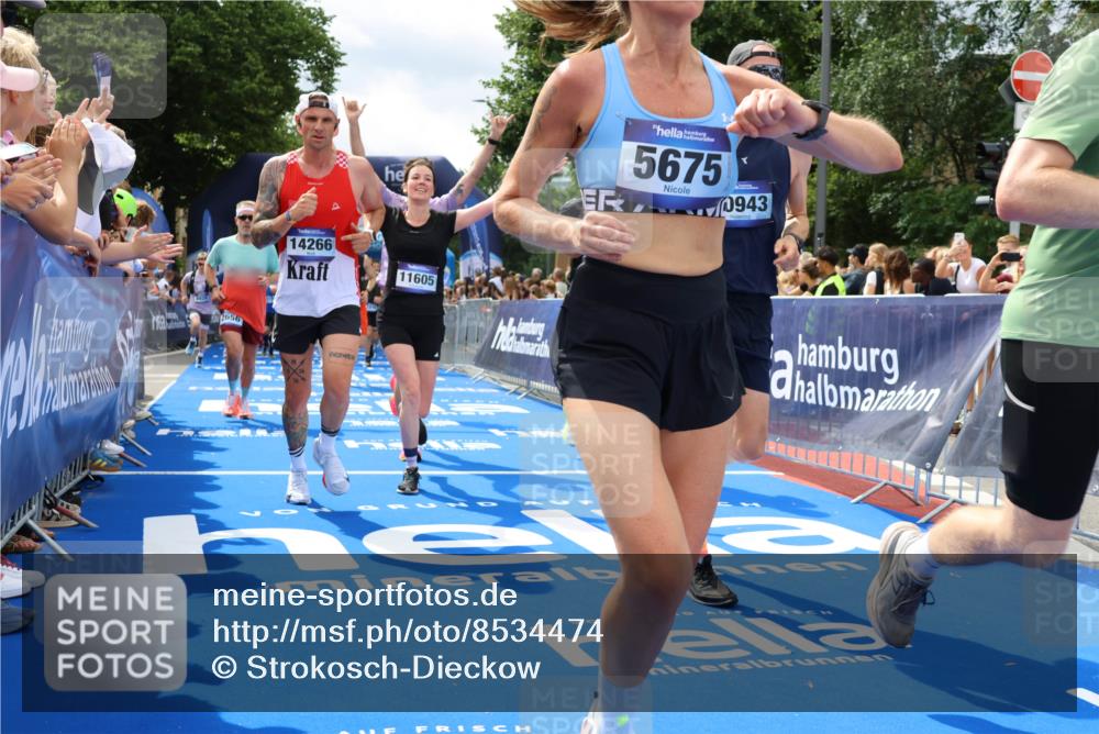 29.06.2025 - hella hamburg halbmarathon Strokosch-Dieckow http://msf.ph/oto/8534474 29.06.2025 10:58:43 Ziel 1319, 2488, 2656, 2840, 3859, 5277, 5675, 6592, 6720, 7659, 8322, 8807, 8929, 10268, 10539, 10943, 11605, 11846, 12862, 13512, 13694, 13880, 14266, 14902, 14965, 15197, 16189, 17405, 17630, 17839, 18232, 18587, 18954 meine-sportfotos.de
