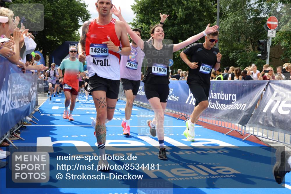 29.06.2025 - hella hamburg halbmarathon Strokosch-Dieckow http://msf.ph/oto/8534481 29.06.2025 10:58:43 Ziel 1319, 2488, 2656, 2840, 3859, 5277, 5675, 6592, 6720, 7659, 8322, 8807, 8929, 10268, 10539, 10943, 11605, 11846, 12862, 13512, 13694, 13880, 14266, 14902, 14965, 15197, 16189, 17405, 17630, 17839, 18232, 18587, 18954 meine-sportfotos.de
