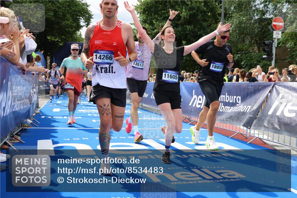 29.06.2025 - hella hamburg halbmarathon Strokosch-Dieckow http://msf.ph/oto/8534483 29.06.2025 10:58:43 Ziel 1319, 2488, 2656, 2840, 3859, 5277, 5675, 6592, 6720, 7659, 8322, 8807, 8929, 10268, 10539, 10943, 11605, 11846, 12862, 13512, 13694, 13880, 14266, 14902, 14965, 15197, 16189, 17405, 17630, 17839, 18232, 18587, 18954 meine-sportfotos.de
