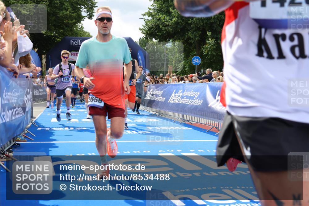 29.06.2025 - hella hamburg halbmarathon Strokosch-Dieckow http://msf.ph/oto/8534488 29.06.2025 10:58:44 Ziel 1319, 2159, 2488, 2656, 2840, 3859, 5277, 5675, 6592, 6720, 8322, 8807, 8929, 10268, 10539, 10943, 11605, 11846, 12862, 13512, 13694, 13880, 14266, 14902, 14965, 15197, 16189, 17405, 17630, 17839, 18232, 18587, 18954 meine-sportfotos.de