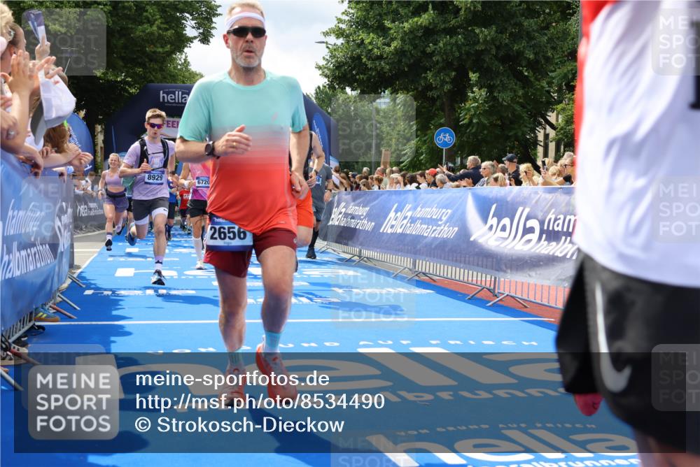 29.06.2025 - hella hamburg halbmarathon Strokosch-Dieckow http://msf.ph/oto/8534490 29.06.2025 10:58:44 Ziel 1319, 2159, 2488, 2656, 2840, 3859, 5277, 5675, 6592, 6720, 8322, 8807, 8929, 10268, 10539, 10943, 11605, 11846, 12862, 13512, 13694, 13880, 14266, 14902, 14965, 15197, 16189, 17405, 17630, 17839, 18232, 18587, 18954 meine-sportfotos.de