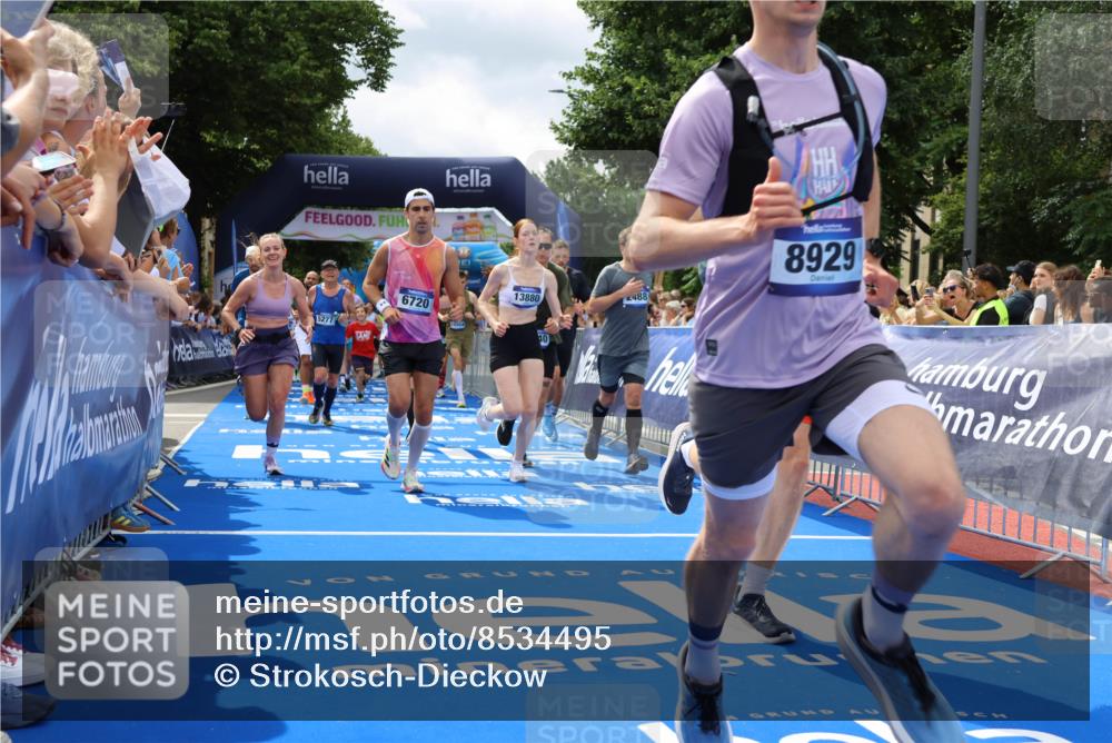 29.06.2025 - hella hamburg halbmarathon Strokosch-Dieckow http://msf.ph/oto/8534495 29.06.2025 10:58:45 Ziel 1319, 2159, 2488, 2656, 2840, 3859, 4833, 5277, 5675, 5885, 6592, 6720, 8322, 8807, 8929, 10268, 10539, 10943, 11605, 11846, 12734, 12862, 13512, 13880, 14266, 14673, 14902, 14965, 15197, 16189, 17405, 17630, 17839, 18232, 18587, 18954 meine-sportfotos.de