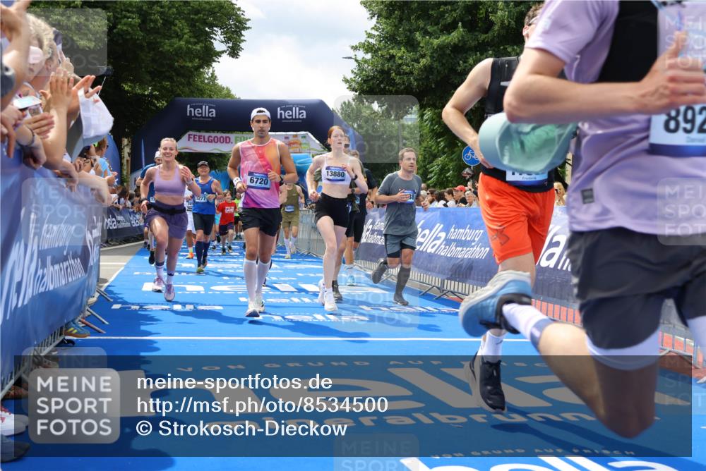 29.06.2025 - hella hamburg halbmarathon Strokosch-Dieckow http://msf.ph/oto/8534500 29.06.2025 10:58:46 Ziel 1319, 2159, 2488, 2656, 2840, 3859, 4632, 4833, 5277, 5675, 5885, 6592, 6720, 8807, 8929, 9156, 9353, 10268, 10539, 10943, 11605, 11846, 12734, 13512, 13880, 14266, 14673, 14902, 14965, 15197, 16189, 17405, 17630, 17839, 18232, 18587, 18954 meine-sportfotos.de