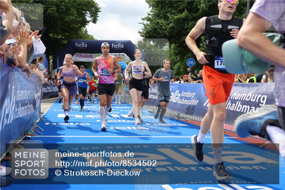 29.06.2025 - hella hamburg halbmarathon Strokosch-Dieckow http://msf.ph/oto/8534502 29.06.2025 10:58:46 Ziel 1319, 2159, 2488, 2656, 2840, 3859, 4632, 4833, 5277, 5675, 5885, 6592, 6720, 8807, 8929, 9156, 9353, 10268, 10539, 10943, 11605, 11846, 12734, 13512, 13880, 14266, 14673, 14902, 14965, 15197, 16189, 17405, 17630, 17839, 18232, 18587, 18954 meine-sportfotos.de