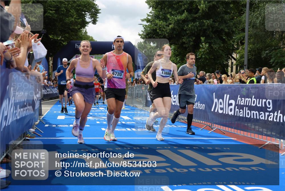 29.06.2025 - hella hamburg halbmarathon Strokosch-Dieckow http://msf.ph/oto/8534503 29.06.2025 10:58:46 Ziel 1319, 2159, 2488, 2656, 2840, 3859, 4632, 4833, 5277, 5675, 5885, 6592, 6720, 8807, 8929, 9156, 9353, 10268, 10539, 10943, 11605, 11846, 12734, 13512, 13880, 14266, 14673, 14902, 14965, 15197, 16189, 17405, 17630, 17839, 18232, 18587, 18954 meine-sportfotos.de